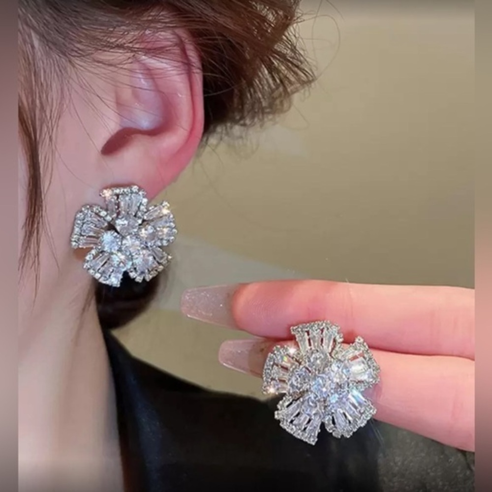 ✨NEW Crystal Rhinestone Dazzling Crystal Flower Earrings